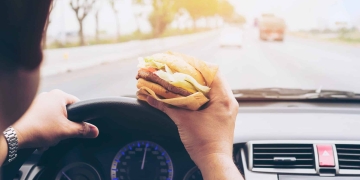 eating while driving Illinois car
